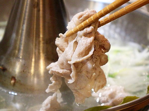 画像3: 北海道真狩村産 ハーブ豚 肩ロース しゃぶしゃぶ用(仕切り入り) 500g (約2〜3人前) (3)