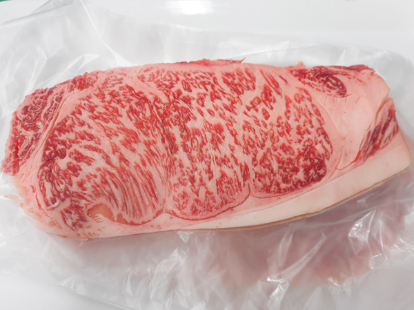 画像2: 2025【季節限定/鍋】北海道上富良野町産 かみふらの和牛 サーロイン 500g (2)